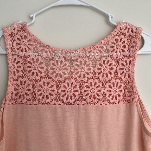 Like New, Sleeveless Top-Laced Embroidered Shirt - Picture 4 of 4